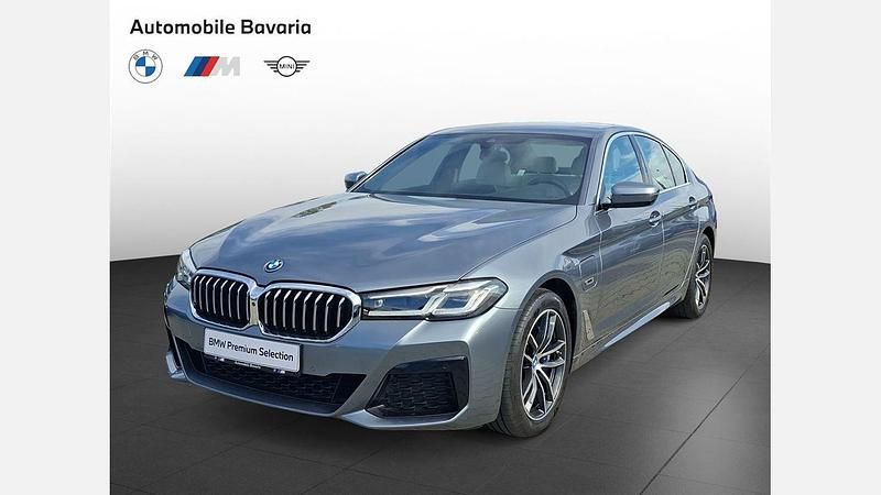 Bluestone metallic metalizat Utilizat 2022 BMW 545e Comfort Edition Berlinǎ | 51.159 EUR (Scump) - Imagine 1/4