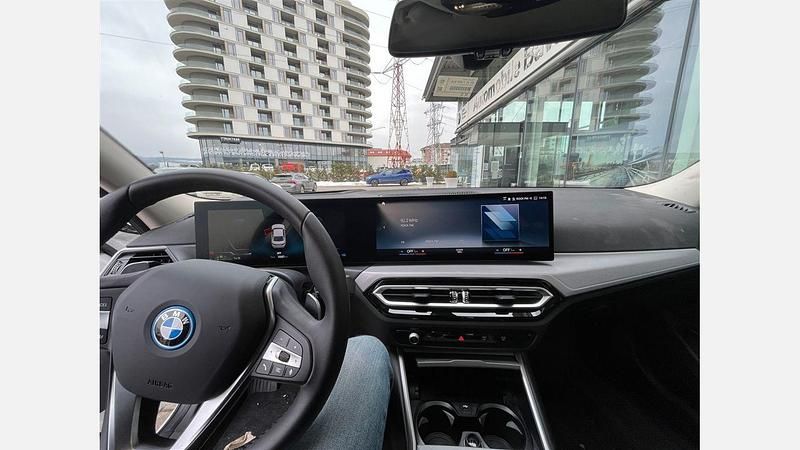 Second-hand BMW 330e Comfort Edition 292 CP (214 kW) 2024 Alpine white 3 Berlinǎ