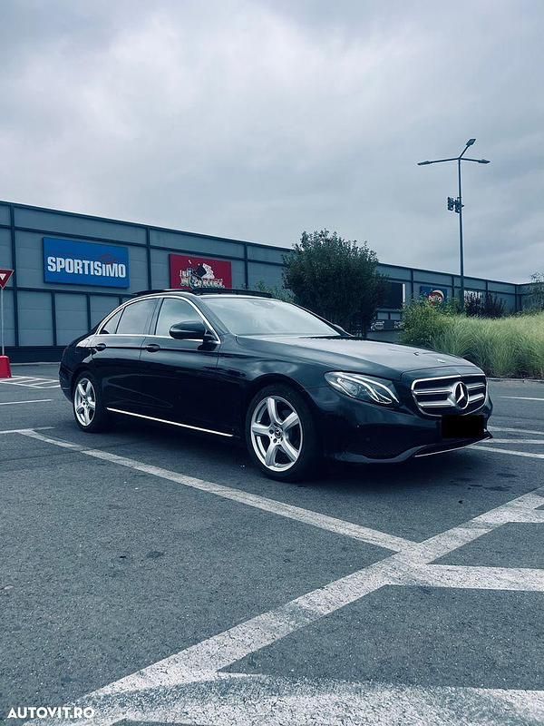 Culoarenegru Utilizat 2017 Mercedes E220 Berlinǎ | 21.500 EUR (Preț bun) - Imagine 1/4