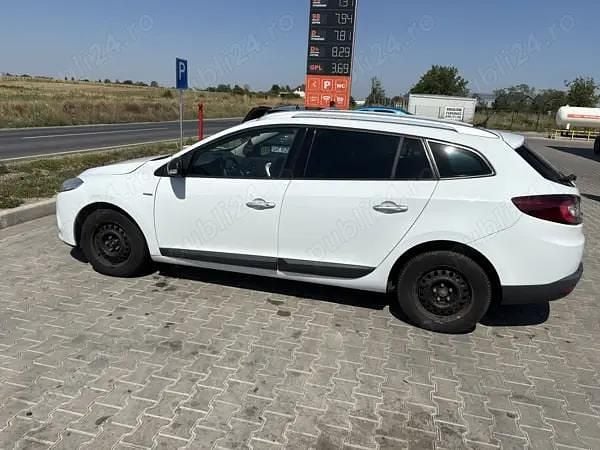 Alb Utilizat 2011 Renault Mégane III Bose Edition Break | 3.350 EUR (Preț bun) - Imagine 1/4
