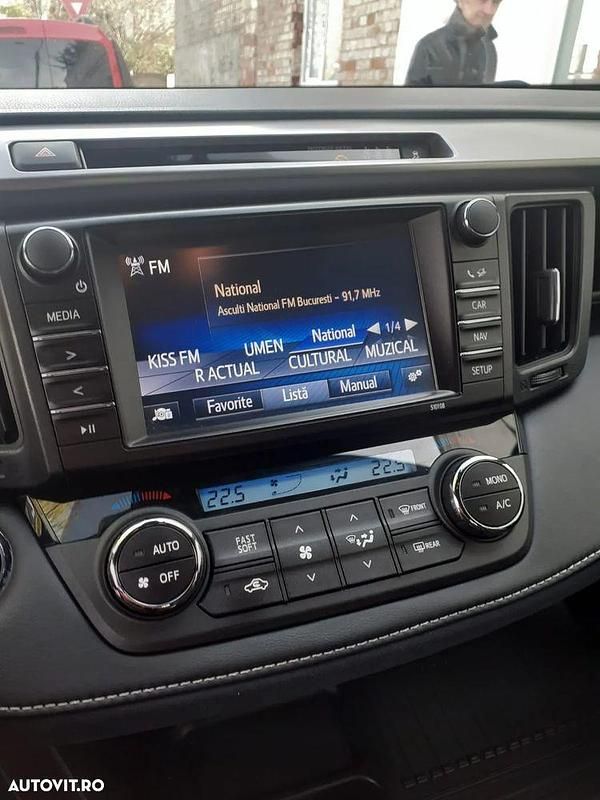 Second-hand Toyota RAV4 Luxury 143 CP (105 kW) 2017 Culoaremaro SUV