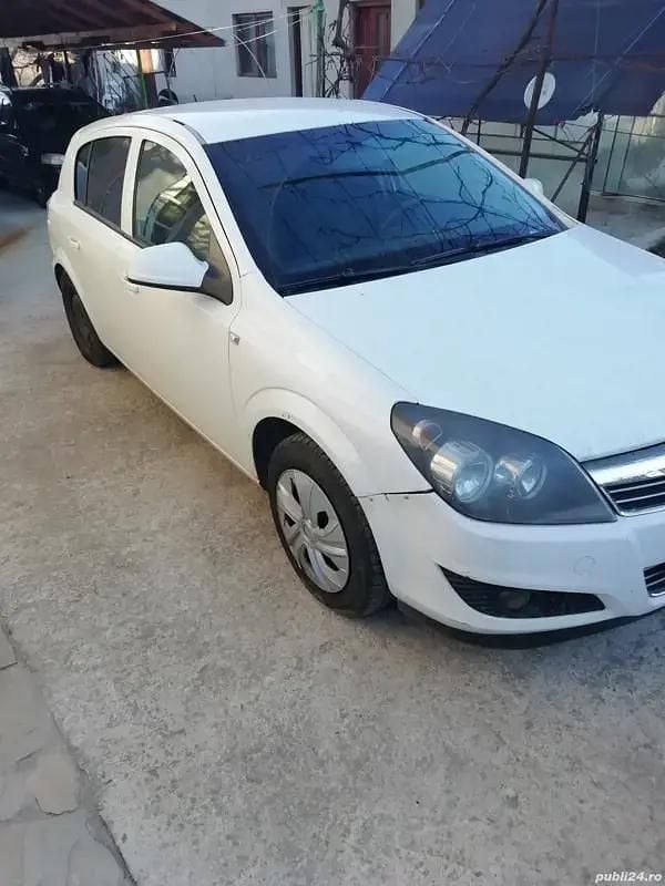 Second-hand Opel Astra 85 CP (62 kW) 2011 Alb Berlinǎ