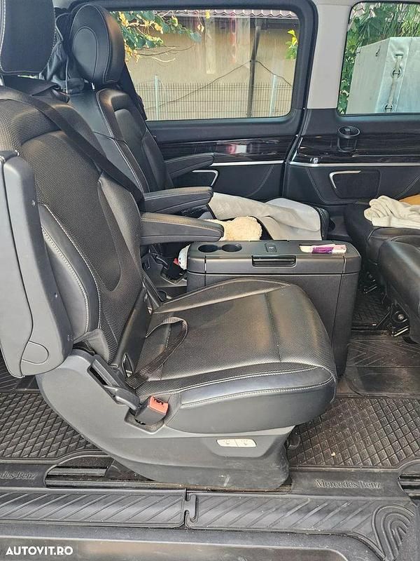 Culoareargint Utilizat 2018 Mercedes V250 Avantgarde Monovolum | 41.000 EUR (Preț bun) - Imagine 1/4