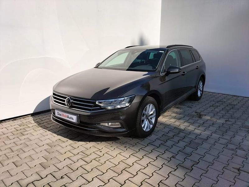 Gri inchis metalic perleffect Utilizat 2022 VW Passat Comfortline Break | 19.350 EUR (Preț OK) - Imagine 1/4