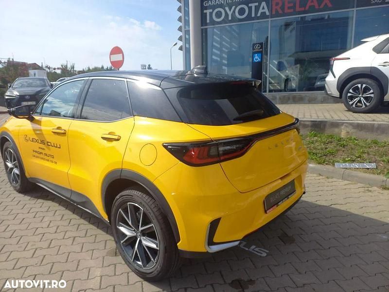 Second-hand Lexus LBX 136 CP (100 kW) 2025 Culoaregalbeuriu SUV