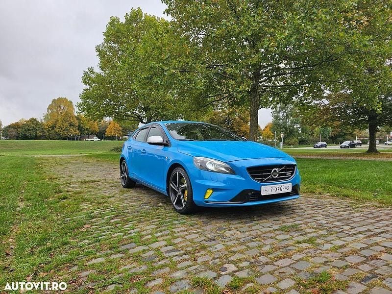 Culoarealbastru Utilizat 2015 Volvo V40 R-Design Break | 7.490 EUR (Preț bun) - Imagine 1/4