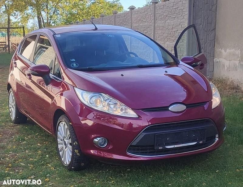 Second-hand Ford Fiesta Titanium 82 CP (60 kW) 2010 Culoarerosu Hatchback