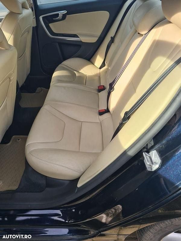 Second-hand Volvo S60 Momentum 190 CP (139 kW) 2017 Culoarealbastru Berlinǎ