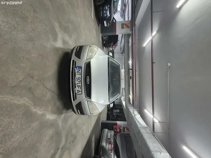 Gri Utilizat 2007 Ford Focus Hatchback | 1.500 EUR (Preț OK) - Imagine 1/4