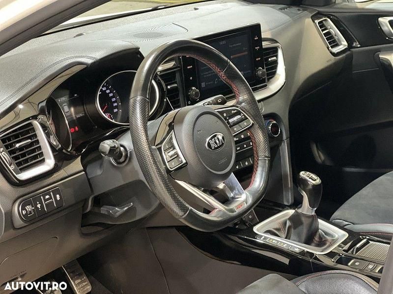 Second-hand Kia Ceed 204 CP (150 kW) 2020 Culoarealb Hatchback