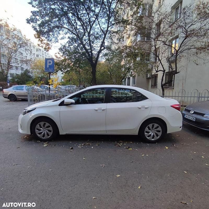 Second-hand Toyota Corolla Luna 132 CP (97 kW) 2015 Culoarealb Berlinǎ