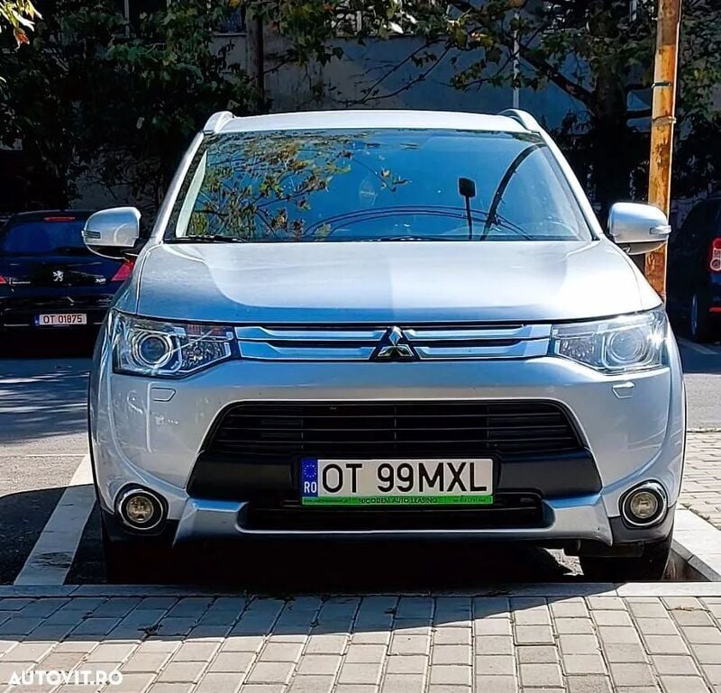 Gri Utilizat 2015 Mitsubishi Outlander SUV | 10.700 EUR (Puțin scump) - Imagine 1/4