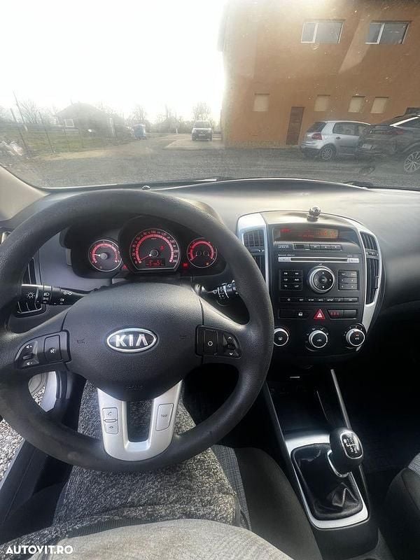 Second-hand Kia Ceed Spirit 128 CP (94 kW) 2011 Culoaregri Hatchback