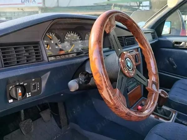 Second-hand Mercedes 190 100 CP (73 kW) 1992 Berlinǎ