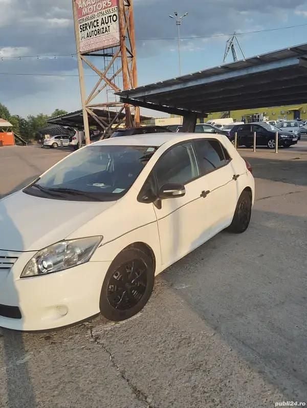 Second-hand Toyota Auris 99 CP (72 kW) 2013 Alb Hatchback