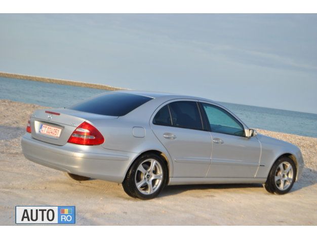 Argintiu Utilizat 2006 Mercedes E220 Berlinǎ | 5.199 EUR (Preț bun) - Imagine 1/4