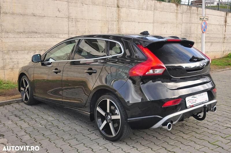 Second-hand Volvo V40 R-Design 150 CP (110 kW) 2018 Culoarenegru Hatchback