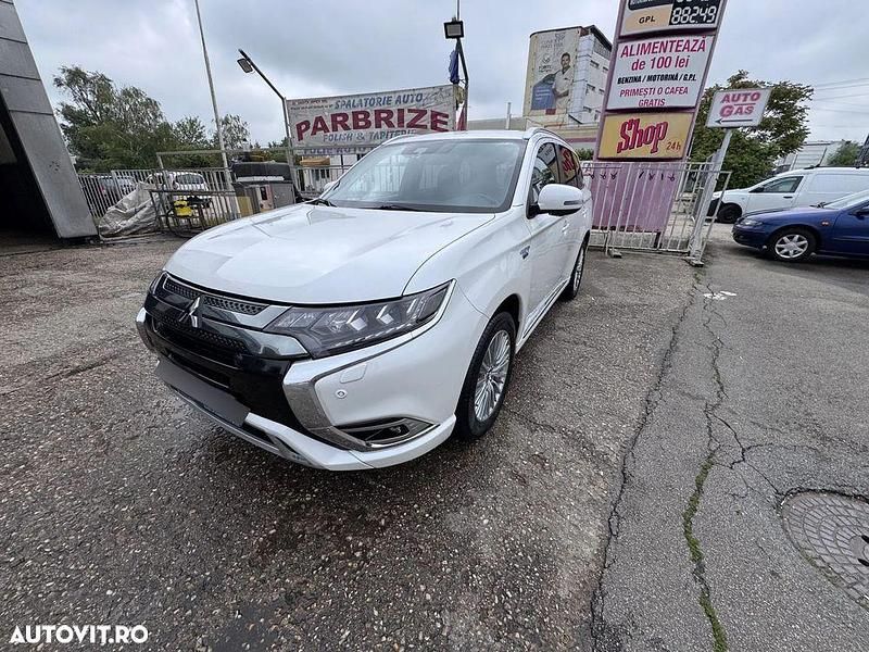 Second-hand Mitsubishi Outlander P-HEV Instyle 135 CP (99 kW) 2019 Culoarealb SUV