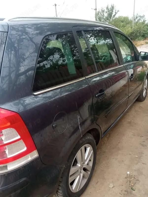 Utilizat 2010 Opel Zafira Monovolum | 2.200 EUR - Imagine 1/4