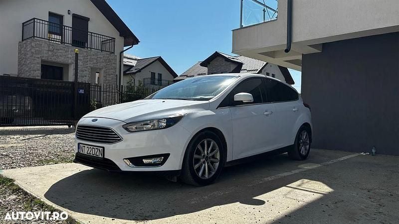 Second-hand Ford Focus Titanium 120 CP (88 kW) 2016 Culoarealb Hatchback