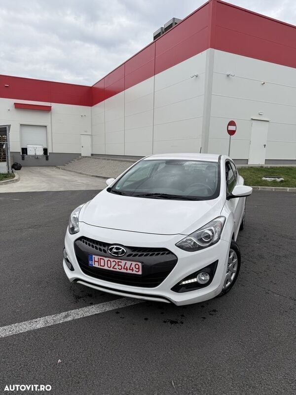 Alb Utilizat 2014 Hyundai i30 Advantage Coupe | 5.250 EUR (Preț bun) - Imagine 1/4