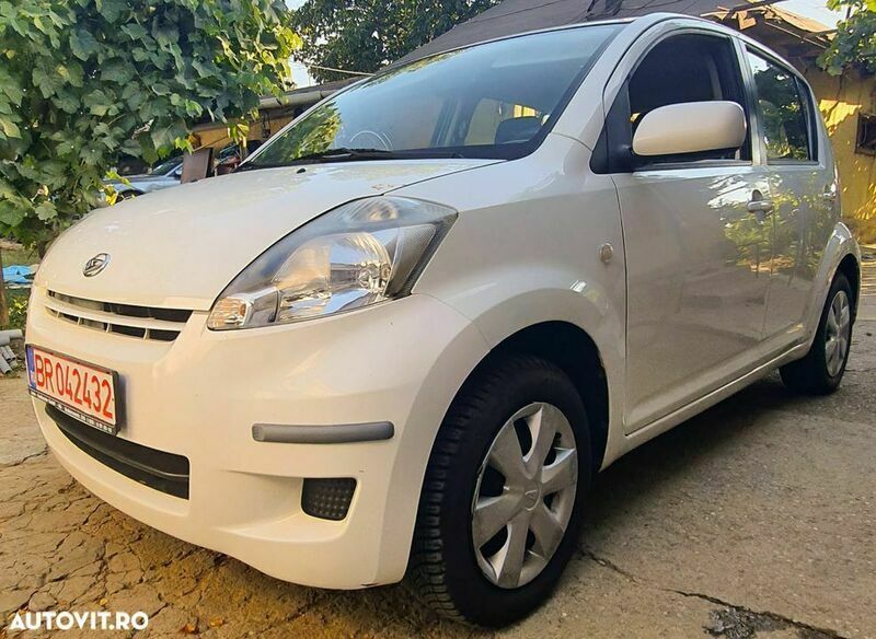 Second-hand Daihatsu Sirion 70 CP (51 kW) 2011 Alb Hatchback