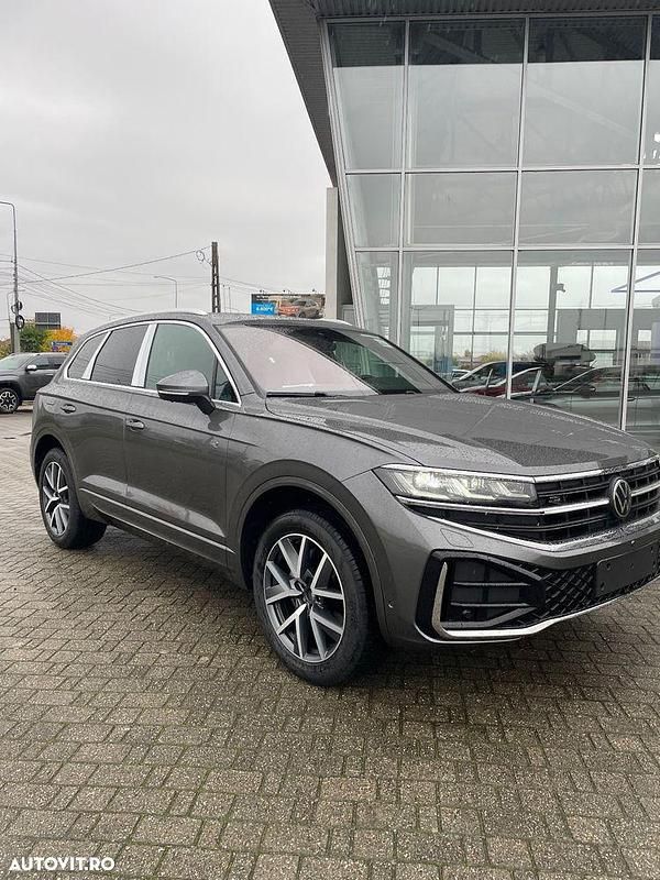 Culoaregri Nouă 2025 VW Touareg R-line SUV | 73.511 EUR (Preț bun) - Imagine 1/4