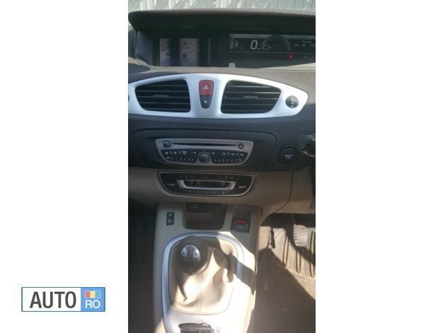 Second-hand Renault Grand Scénic III 106 CP (77 kW) 2010 Verde Monovolum