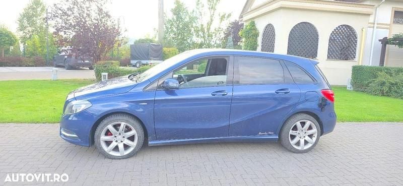 Culoarealbastru Utilizat 2013 Mercedes B180 Monovolum | 5.999 EUR (Preț bun) - Imagine 1/4