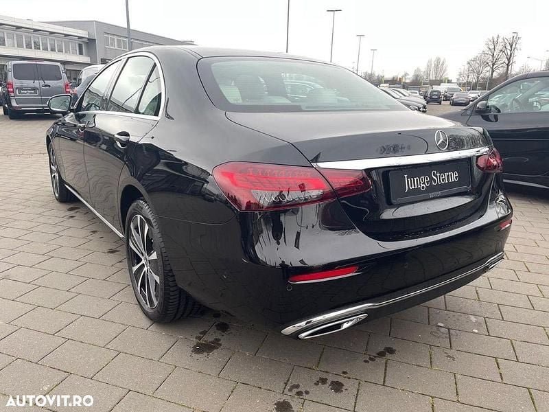Culoarenegru Utilizat 2023 Mercedes E300 Berlinǎ | 39.900 EUR - Imagine 1/4