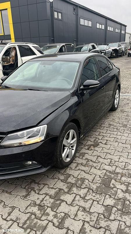 Culoarenegru Utilizat 2016 VW Jetta Trendline Berlinǎ | 4.700 EUR - Imagine 1/4