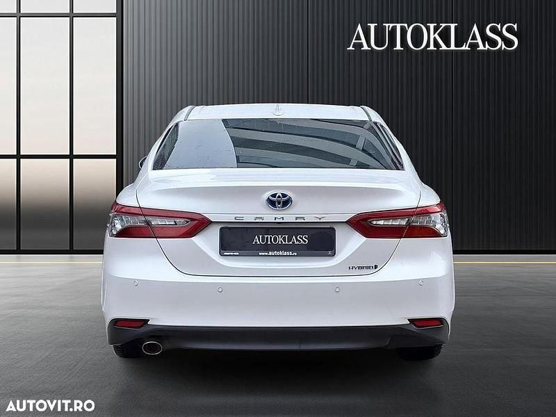 Second-hand Toyota Camry 218 CP (160 kW) 2021 Culoarealb Berlinǎ