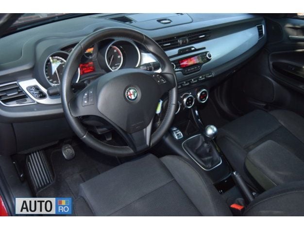 Second-hand Alfa Romeo Giulietta 140 CP (102 kW) 2013 Rosu Hatchback