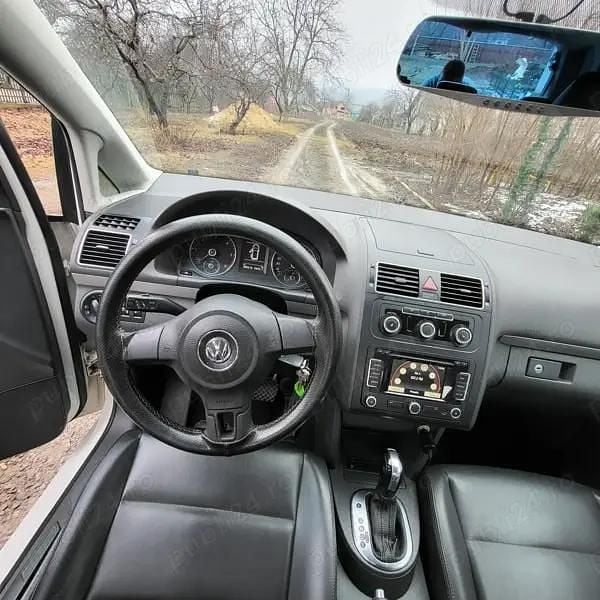 Second-hand VW Touran 105 CP (77 kW) 2011 Alb Monovolum