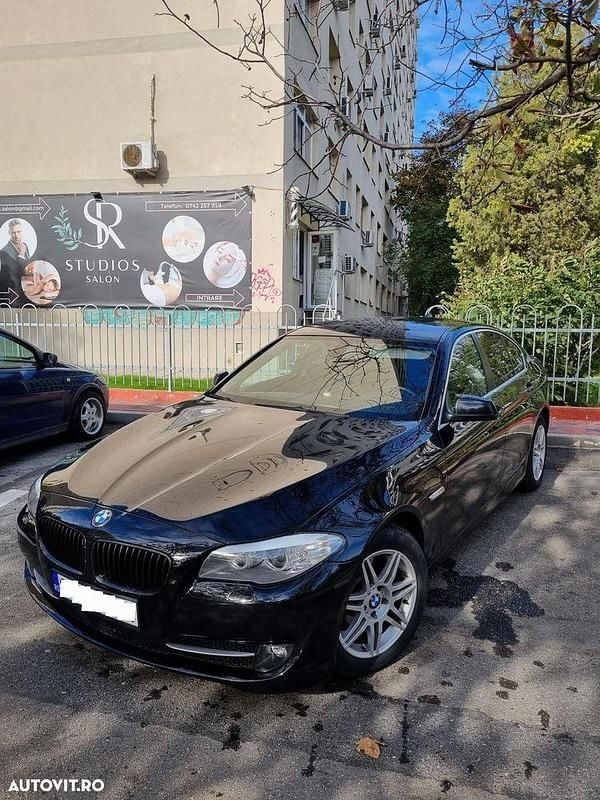 Culoarenegru Utilizat 2012 BMW 520 Berlinǎ | 9.700 EUR (Preț bun) - Imagine 1/4