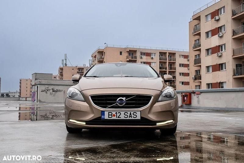 Second-hand Volvo V40 115 CP (84 kW) 2013 Culoaremaro Hatchback