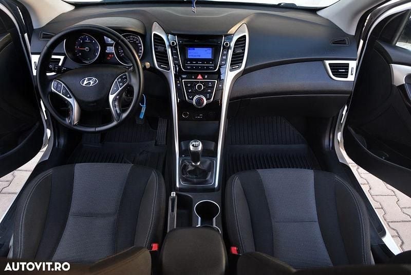 Second-hand Hyundai i30 Intro Edition 110 CP (80 kW) 2017 Culoarealb Break