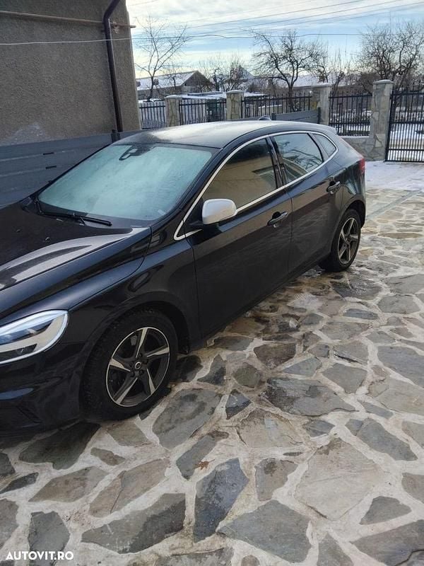 Culoarenegru Utilizat 2017 Volvo V40 R-Design Hatchback | 9.900 EUR (Preț OK) - Imagine 1/4
