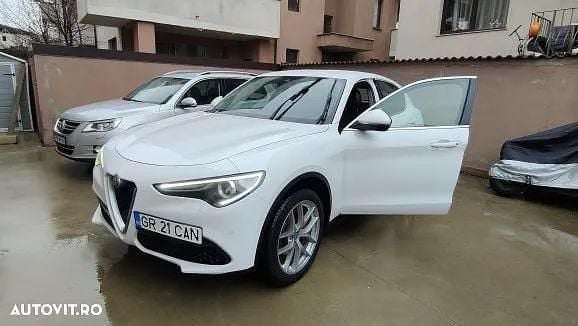 Alb Utilizat 2018 Alfa Romeo Stelvio Lusso SUV | 21.000 EUR (Preț bun) - Imagine 1/4