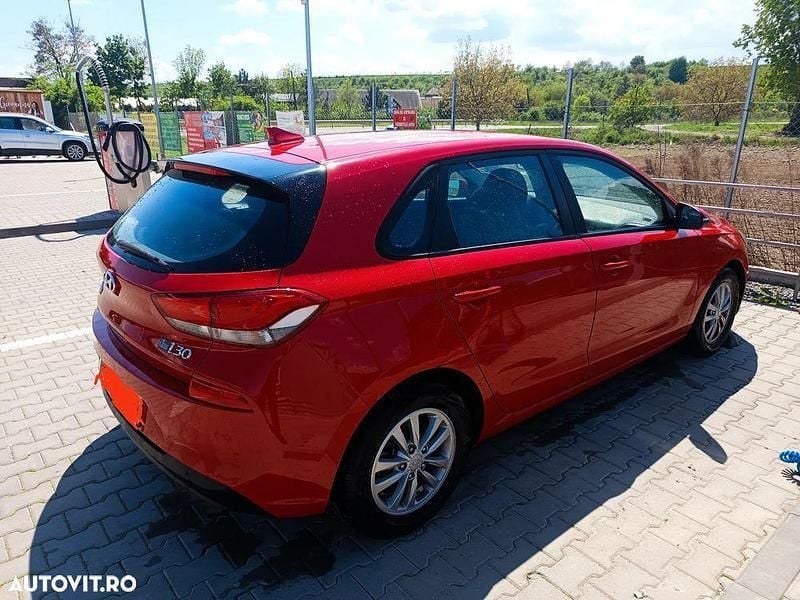 Rosu Utilizat 2017 Hyundai i30 Style Hatchback | 6.500 EUR - Imagine 1/4