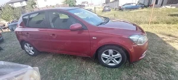 Rosu Second-hand 2010 Kia Ceed Hatchback | 1.900 EUR (Preț bun) - Imagine 1/4