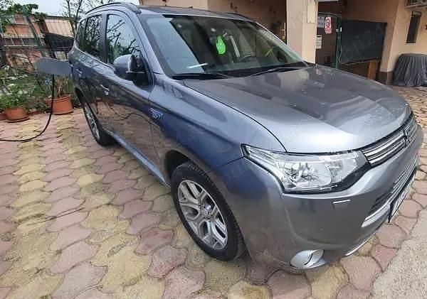 Second-hand Mitsubishi Outlander P-HEV 240 CP (176 kW) 2014 Argintiu SUV