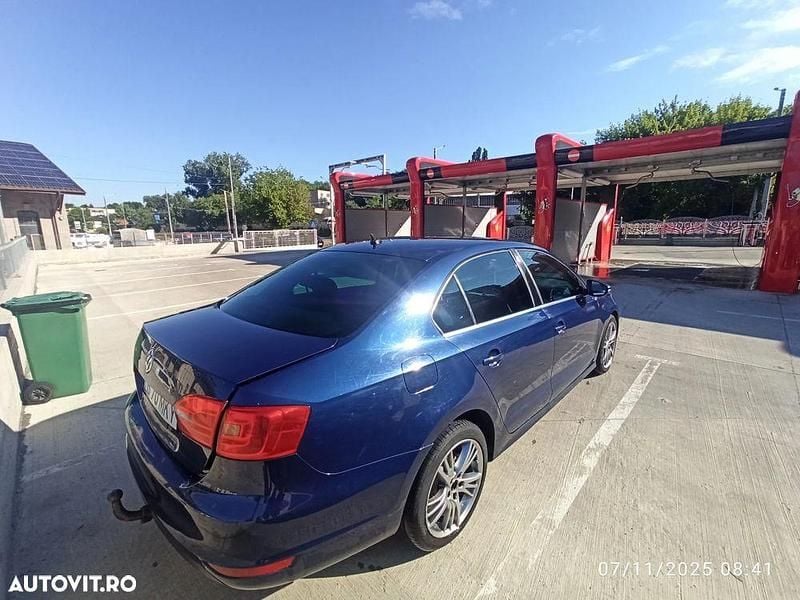 Second-hand VW Jetta Highline 105 CP (77 kW) 2011 Culoarealbastru Berlinǎ