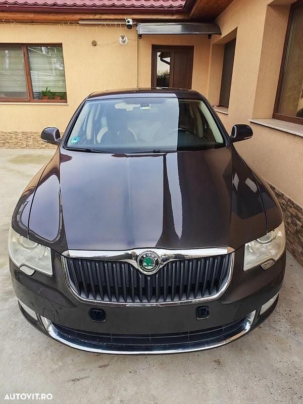 Culoaremaro Second-hand 2010 Skoda Superb Elegance Berlinǎ | 6.700 EUR - Imagine 1/4