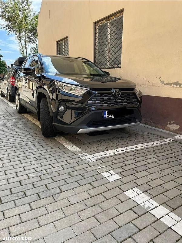 Culoarenegru Utilizat 2019 Toyota RAV4 Luxury SUV | 17.800 EUR (Preț bun) - Imagine 1/4