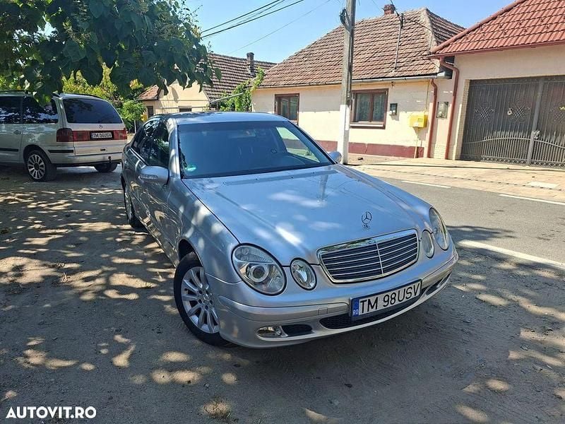 Culoareargint Utilizat 2002 Mercedes E220 Berlinǎ | 4.200 EUR (Preț OK) - Imagine 1/4