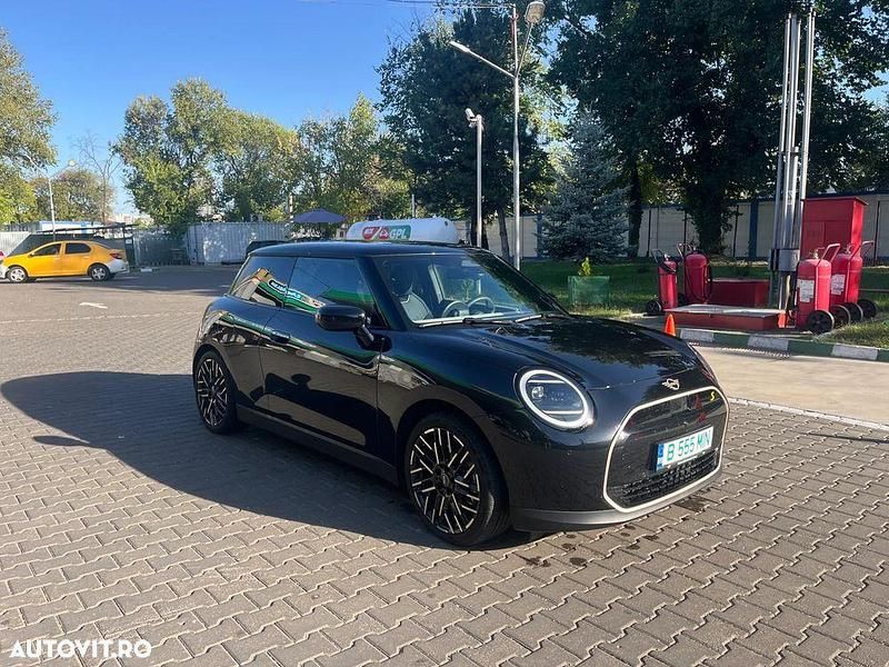Culoarenegru Utilizat 2024 Mini Cooper SE Hatchback | 28.000 EUR (Preț OK) - Imagine 1/4