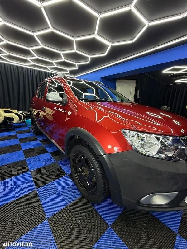 Second-hand Dacia Sandero Stepway 95 CP (69 kW) 2017 Culoarerosu Hatchback