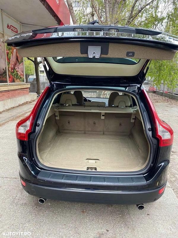Culoarenegru Utilizat 2011 Volvo XC60 SUV | 8.750 EUR (Preț bun) - Imagine 1/4