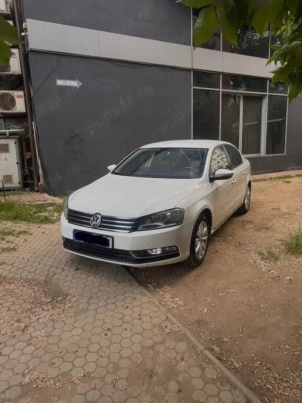 Alb Utilizat 2013 VW Passat Berlinǎ | 6.500 EUR (Preț OK) - Imagine 1/4